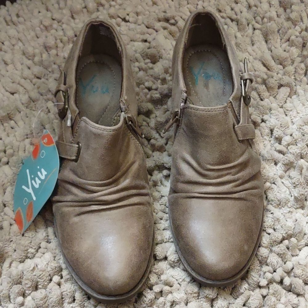 New Yuu Razzy Women's Size 6M Side Buckle‎ Zip Tan Slip on Shoe 1 3/4 heel